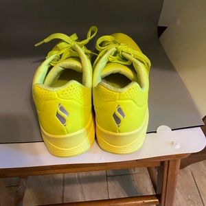 Sell these Skechers Uno nights almost brand new  there the yellow